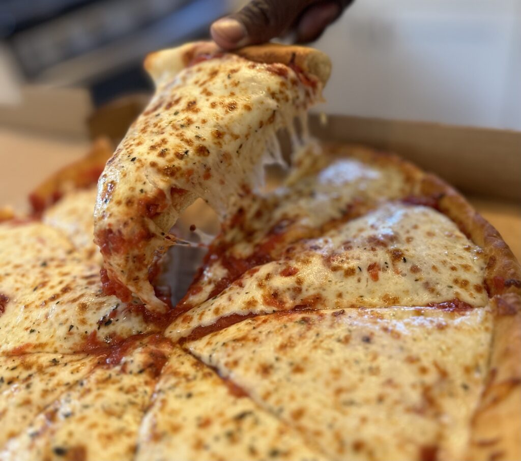  Čikagoje daug picerijų, kepančių storapades picas, ir kiekviena jų turi savitų bruožų, visur tradicinis receptas kiek pakitęs. Vincento Singletono nuotraukoje storapadė pica be tradicinio pomidoru padažo. 