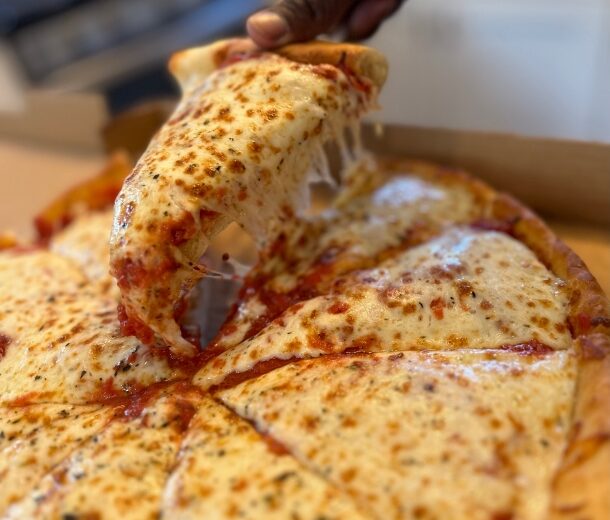 Čikagoje daug picerijų, kepančių storapades picas, ir kiekviena jų turi savitų bruožų, visur tradicinis receptas kiek pakitęs. Vincento Singletono nuotraukoje storapadė pica be tradicinio pomidoru padažo.