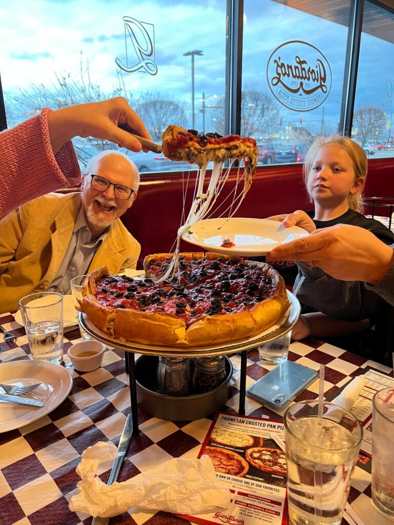 Čikagos pica valgoma ypatingomis progomis, sakykim, susirinkus seniems draugams. Nuotrauka: ANB Communications