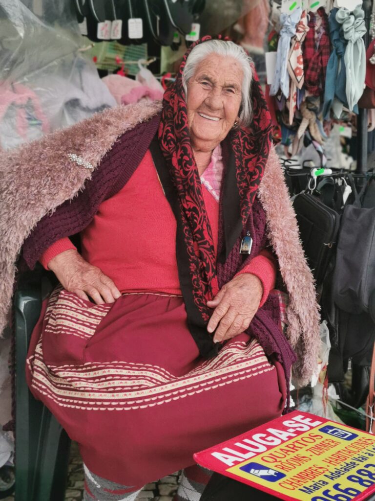 Nazarės kaimelio moterys dėvi tradicinius rūbus
